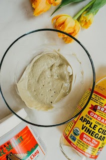 Bentonite Clay: Masker wajah bermuatan listrik