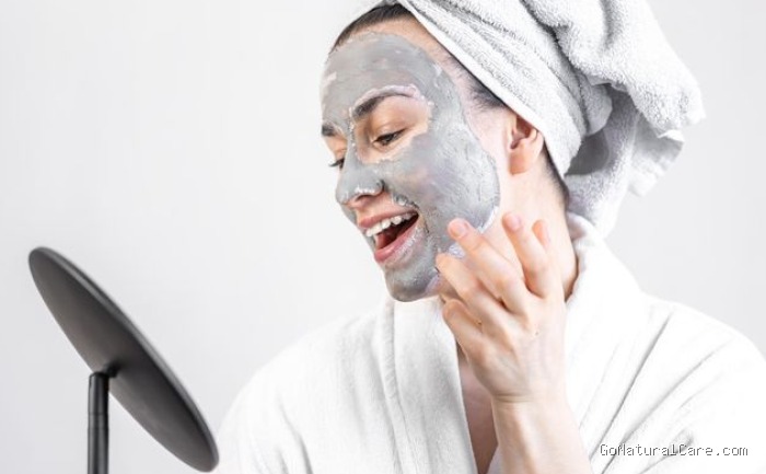 Eksfoliasi yang terlalu keras bisa merusak lapisan pelindung kulit. Eksfoliasi lembut dengan kandungan AHA membantu mengangkat sel kulit mati tanpa merusak skin barrier.