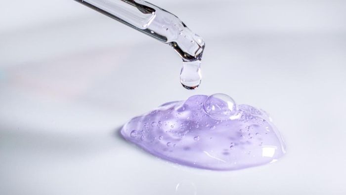 Melakukan eksfoliasi dengan produk berbahan acid. Misalnya lactic acid. Melakukan eksfoliasi dengan produk berbahan acid. Misalnya lactic acid.