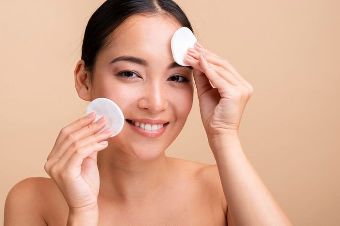 Double cleansing adalah tahapan yang sangat penting dilakukan di malam hari. Double cleansing adalah tahapan yang sangat penting dilakukan di malam hari.