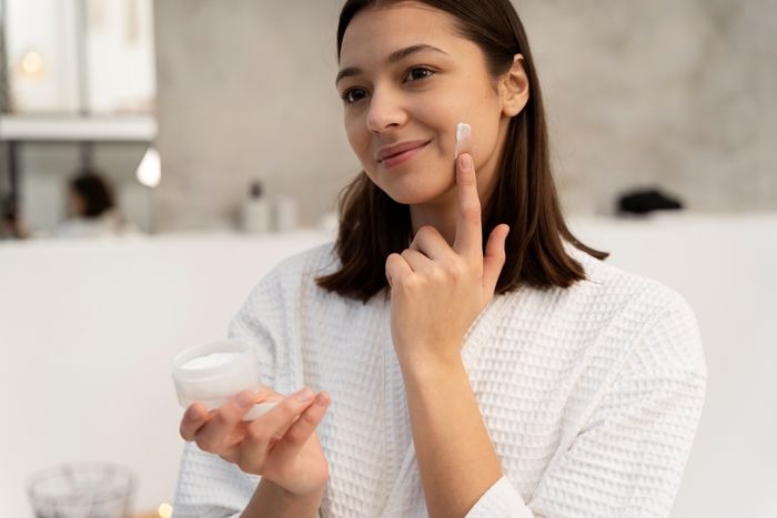 Pilih pelembap yang yang mengandung banyak antioksidan sehingga bisa membuat kulit wajahmu glowing dan menjaga skin barrier. Pilih pelembap yang yang mengandung banyak antioksidan sehingga bisa membuat kulit wajahmu glowing dan menjaga skin barrier.