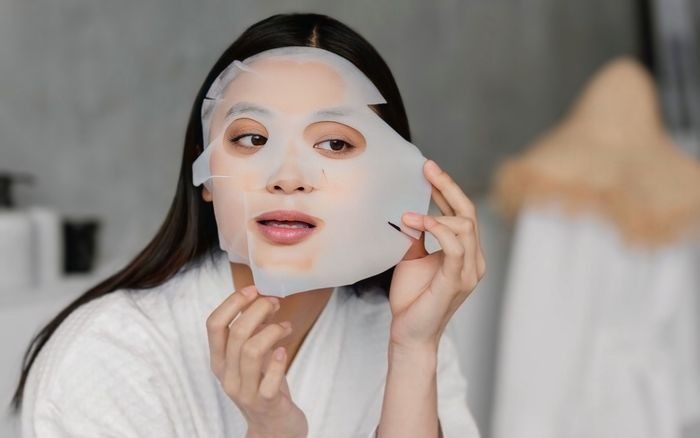 Pemilik kulit kering membutuhkan kelembapan ekstra supaya kulit tidak mudah dehidrasi. Salah satunya cara melembapkan kulit adalah menggunakan sheet mask. Pemilik kulit kering membutuhkan kelembapan ekstra supaya kulit tidak mudah dehidrasi. Salah satunya cara melembapkan kulit adalah menggunakan sheet mask.
