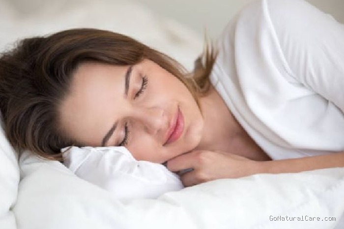 Tidur yang cepat dan cukup ini akan membantu proses regenerasi kulit, pengangkatan sel kulit mati, sampai menghidrasi kulit dengan baik.