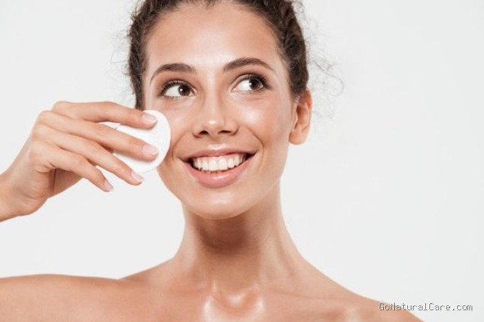 Dengan double cleansing, kamu bisa membersihkan wajah secara maksimal.