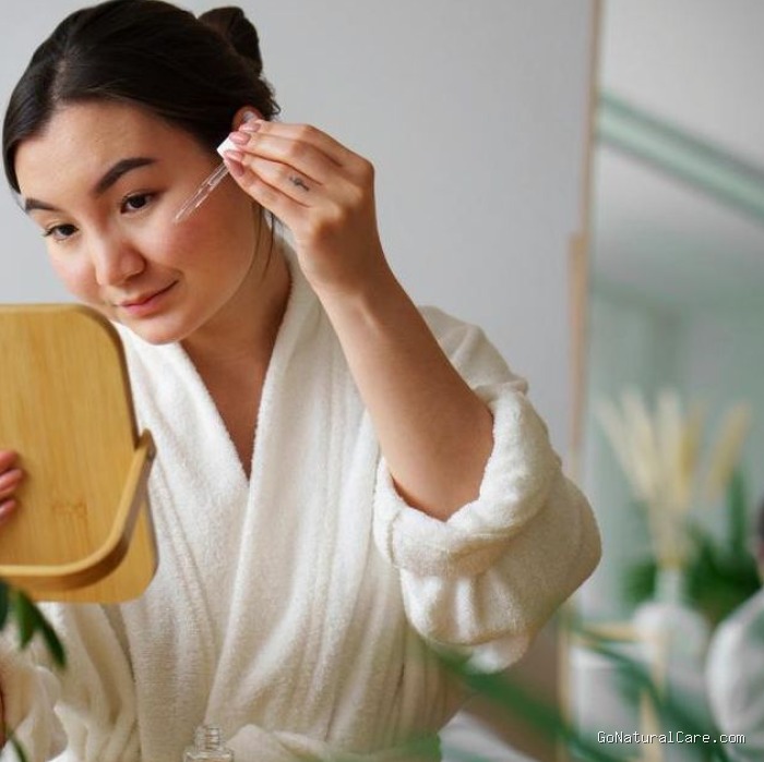 Ilustrasi memakai skincare/Foto: Freepik.com/freepik