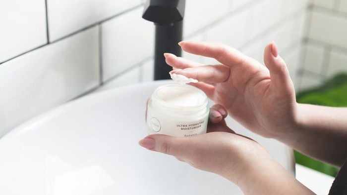Penggunaan produk perawatan yang menyumbat pori/ Foto: unsplash.com/Poko Skincare