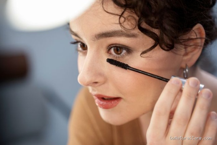 Fokus pada area alis, mata, dan bibir membantu makeup tetap terlihat rapi meski hujan dan lembap./Foto: Freepik/freepik Fokus pada area alis, mata, dan bibir membantu makeup tetap terlihat rapi meski hujan dan lembap./Foto: Freepik/freepik