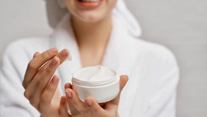 Aplikasikan moisturizer setelah mencuci muka/Foto: freepik.com/ArtPhoto_studio Aplikasikan moisturizer setelah mencuci muka/Foto: freepik.com/ArtPhoto_studio