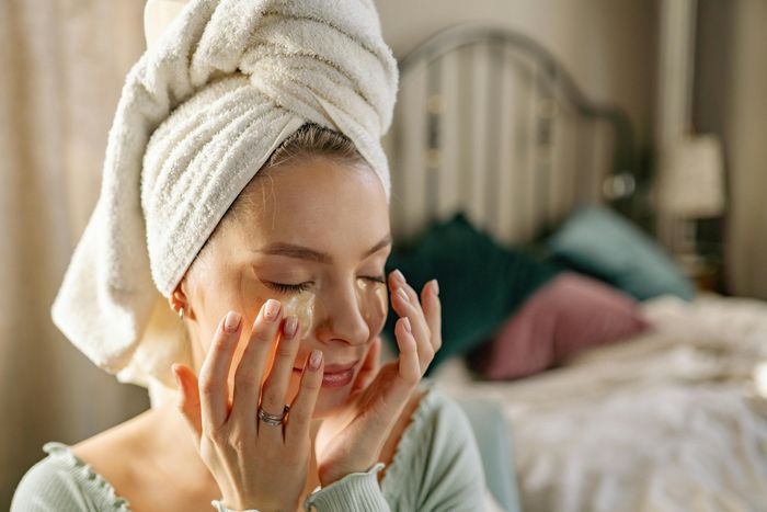 Setelah memastikan kulit benar-benar telah bersih, kamu bisa melanjutkan dengan menggunakan skincare sesuai kebutuhan kulit. Setelah memastikan kulit benar-benar telah bersih, kamu bisa melanjutkan dengan menggunakan skincare sesuai kebutuhan kulit.