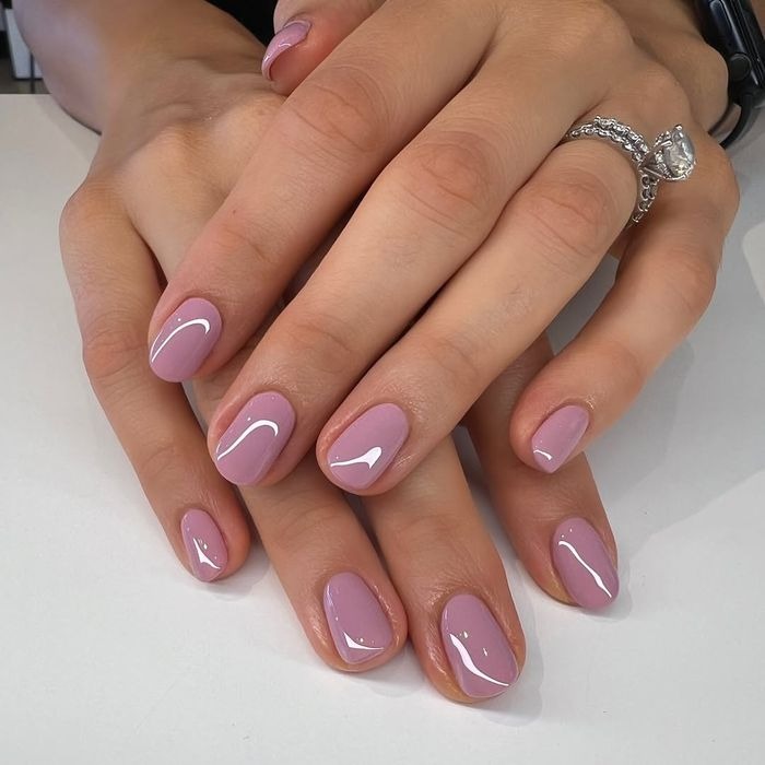 Dusty Rose, Warna Kalem yang Elegan/ Foto: instagram.com/nailsbyshantal Dusty Rose, Warna Kalem yang Elegan/ Foto: instagram.com/nailsbyshantal