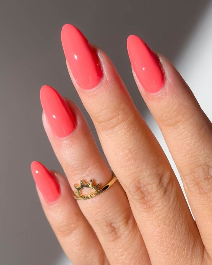 Flaming Coral, Warna Cerah yang Bikin Tangan Terlihat Fresh/ Foto: instagram.com/claudia_hrnandez Flaming Coral, Warna Cerah yang Bikin Tangan Terlihat Fresh/ Foto: instagram.com/claudia_hrnandez