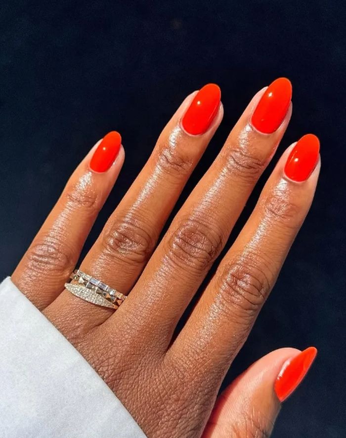 Sunset orange menjadi warna kuku yang wajib dicoba di bulan Juni. Nuansanya yang hangat langsung memberikan kesan summer yang kuat dan fashionable./ Foto: instagram.com/lolo.nailedit Sunset orange menjadi warna kuku yang wajib dicoba di bulan Juni. Nuansanya yang hangat langsung memberikan kesan summer yang kuat dan fashionable./ Foto: instagram.com/lolo.nailedit