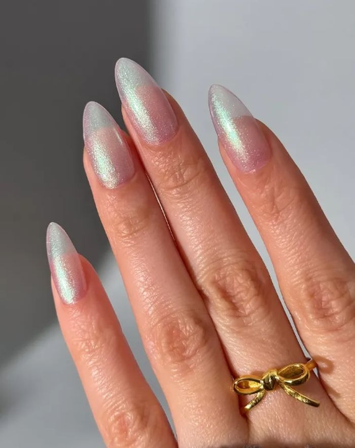 Sheer opal menghadirkan efek berkilau yang lembut dan elegan. Warna ini cocok untuk kamu yang menyukai tampilan natural namun tetap memikat./ Foto: instagram.com/thecolornook Sheer opal menghadirkan efek berkilau yang lembut dan elegan. Warna ini cocok untuk kamu yang menyukai tampilan natural namun tetap memikat./ Foto: instagram.com/thecolornook