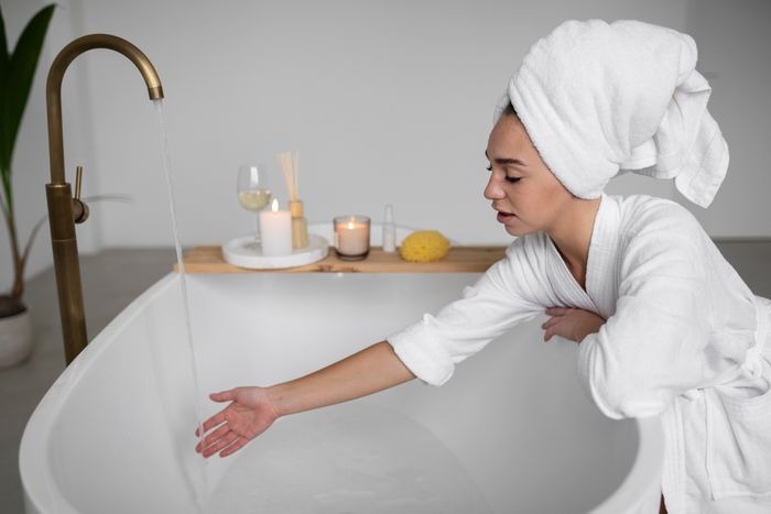 Jangan Mandi Air Panas Terlalu Lama/Foto: Magnific Jangan Mandi Air Panas Terlalu Lama/Foto: Magnific