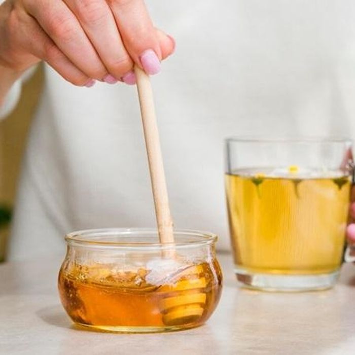 Campuran air madu hangat dan sedikit perasan lemon adalah minuman pagi sederhana, menenangkan, dan bisa bantu turunkan berat badan.