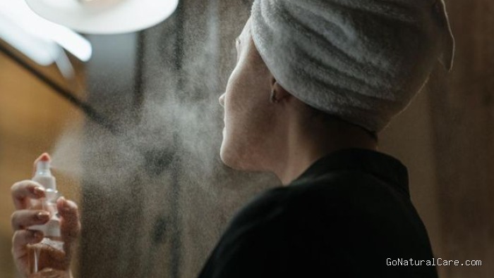 Gunakan air thermal atau serum untuk menghidrasi kulit