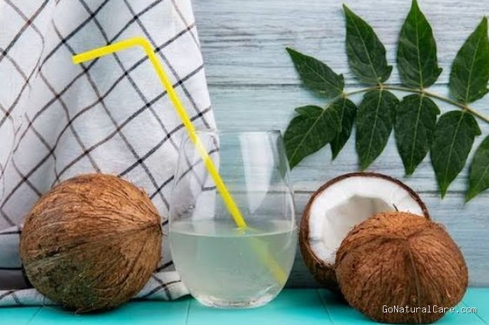 Air kelapa mengandung vitamin, seperti vitamin B2, vitamin B3, dan vitamin C, serta bahan-bahan lain yang bermanfaat bagi kulit.