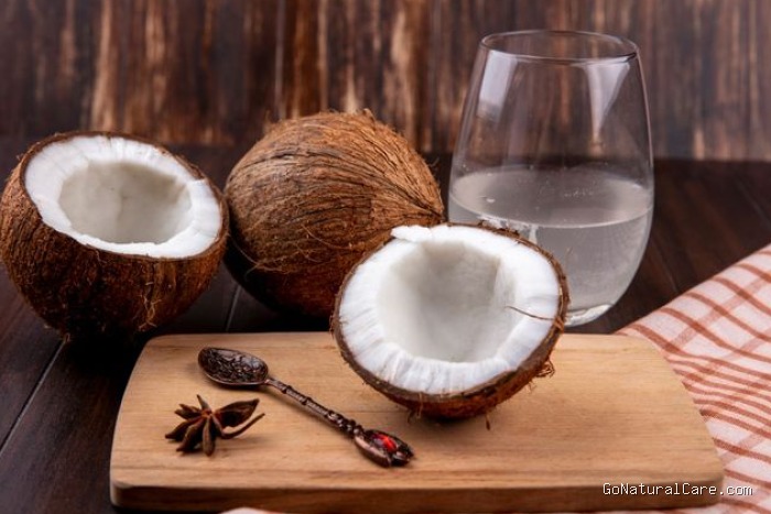 Air kelapa dapat membantu menutrisi dan melembapkan kulit kering jika dioleskan secara langsung pada area kulit.