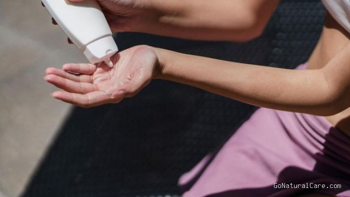 Menggunakan sunscreen untuk melindungi kulit