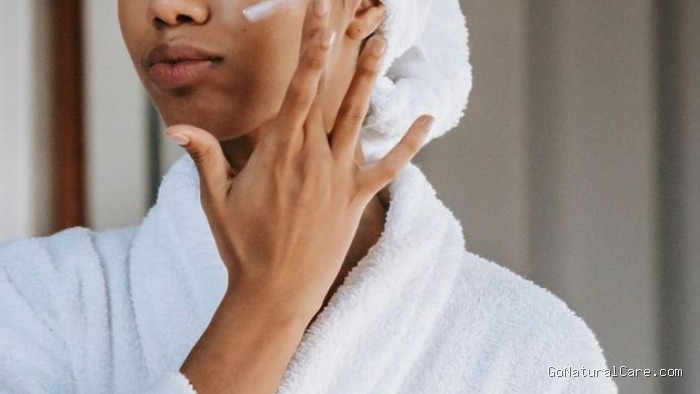 Menggunakan moisturizer untuk melembapkan kulit Menggunakan moisturizer untuk melembapkan kulit