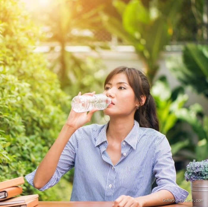 Utamakan minum air putih untuk hidup lebih sehat lagi/Foto: Freepik/Tirachad