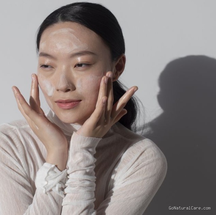 Paparan sinar matahari yang menyengat bisa menjadi tantangan jika berlangsung terus-menerus. Beberapa cara menjaga kulit saat cuaca panas esktrem, seperti memakai skincare, eksfoliasi, hingga menggunakan pakaian dengan teknologi Ultraviolet Protection Factor (UPF).
