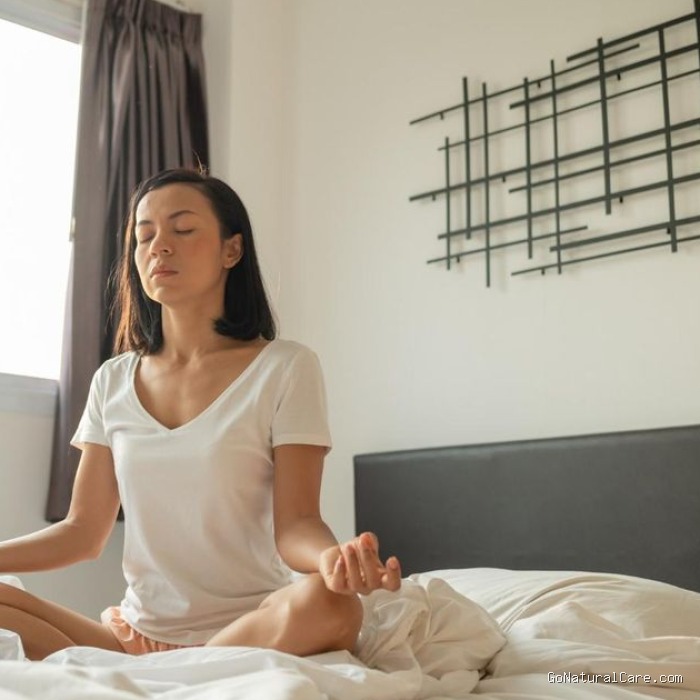 Kebiasaan pagi untuk mental lebih sehat bisa dimulai dengan meluangkan beberapa menit untuk meditasi ringan atau latihan mindfulness. Aktivitas sederhana ini membantu menenangkan pikiran, mengurangi stres, dan meningkatkan fokus sebelum memulai hari. Dengan melatih kesadaran penuh secara rutin, kondisi emosional juga cenderung menjadi lebih stabil saat menghadapi berbagai tuntutan sehari-hari.