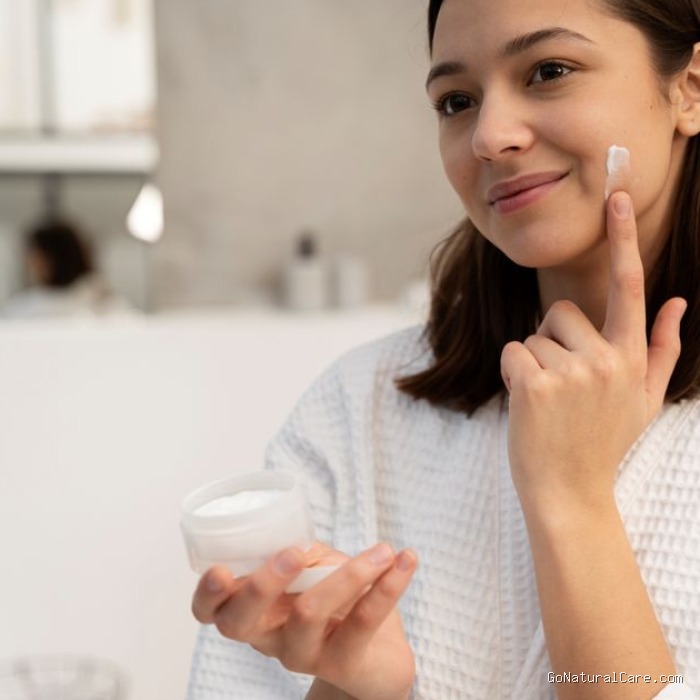 Menggunakan pelembap setiap hari bisa bantu bikin kulit glowing alami. Pelembap dapat memperbaiki skin barrier sehingga wajah terlihat segar, kenyal, dan bercahaya.