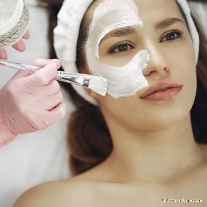 Salah satu cara mudah dan efektif untuk mengikis lapisan atas kulit dengan cepat adalah dengan chemical peel.