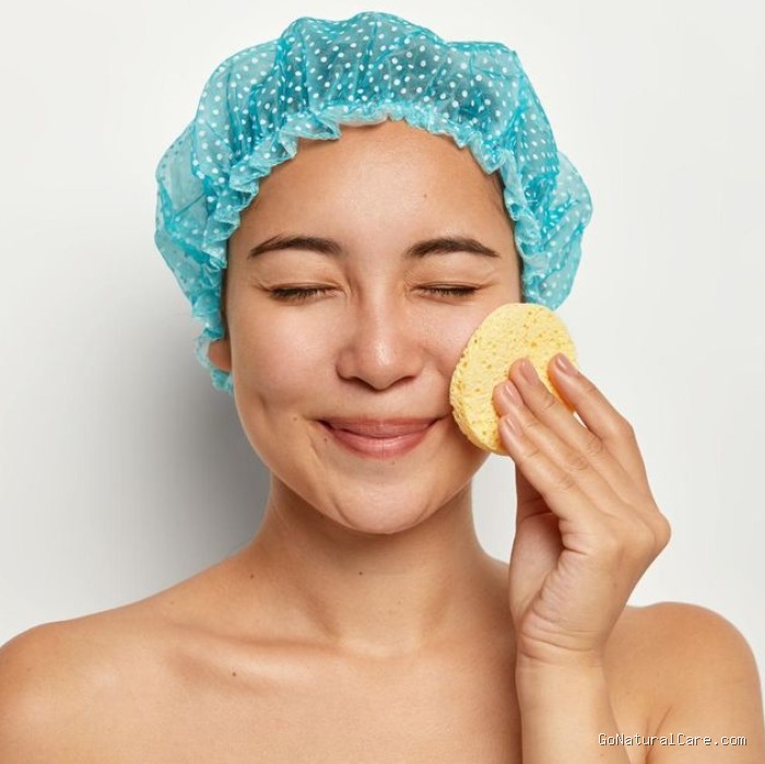 Eksfoliasi penting di musim hujan untuk mencegah kulit kusam dan jerawat. Lakukan dengan lembut agar kulit tetap sehat dan segar.