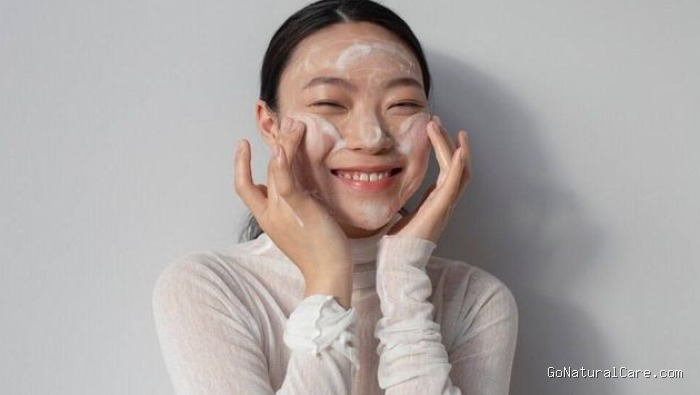 Ilustrasi cuci muka dengan face scrub/ Foto: Freepik.com Ilustrasi cuci muka dengan face scrub/ Foto: Freepik.com
