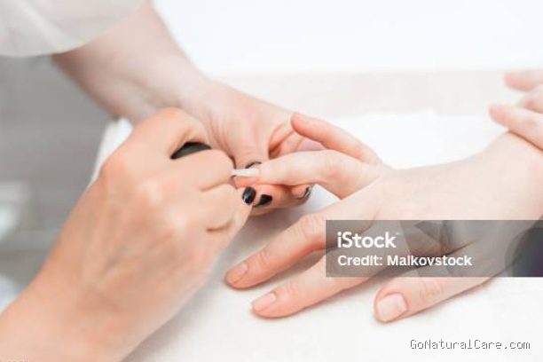 Photo by istockphoto.com - Manfaat Minyak Zaitun untuk Mengatasi Kuku Rapuh dan Patah