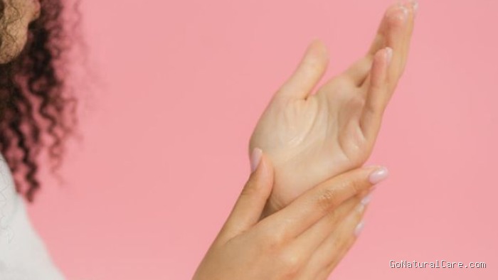 Jaga tangan dan kuku tetap kering dan bersih, seperti dengan mengenakan sarung tangan saat mencuci piring Jaga tangan dan kuku tetap kering dan bersih, seperti dengan mengenakan sarung tangan saat mencuci piring