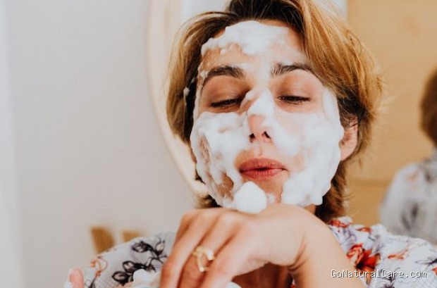 Membersihkan wajah sebelum tidur jadi langkah paling penting