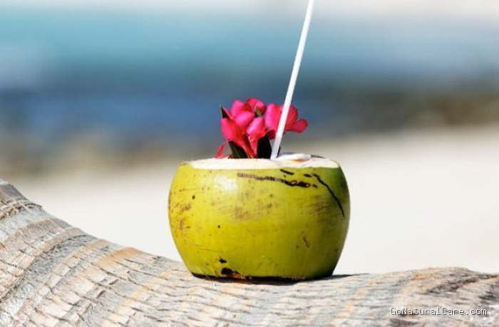 Air kelapa berpotensi membantu mengontrol gula darah berdasarkan penelitian pada hewan. Namun, penderita diabetes tetap perlu berhati-hati./ Foto: freepik.com/vwalakte