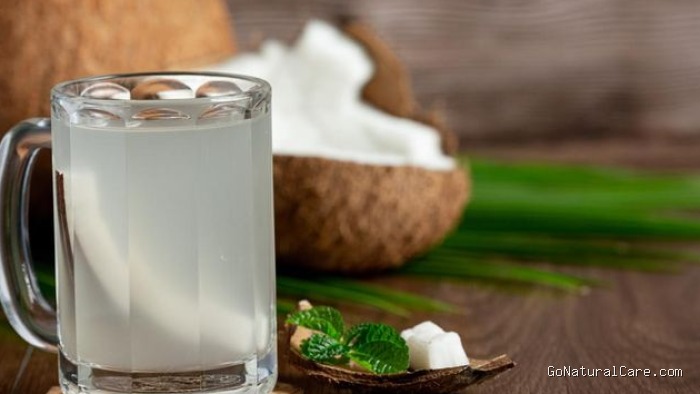 air kelapa termasuk dalam daftar minuman terbaik di pagi hari untuk kulit sehat.