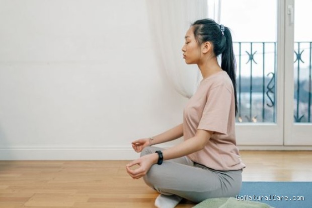 Rahasia kulit glowing perempuan kaya dengan manajemen stres yang baik/Foto: Pexels.com/Alena Darmel Mengurangi stres melalui tidur, olahraga, meditasi, journaling, atau aktivitas yang membuat rileks dapat membantu mendukung kesehatan kulit secara keseluruhan.