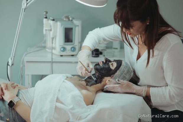Rahasia kulit glowing perempuan kaya melalui treatment kecantikan/Foto: Pexels.com/Eumorfia Panera Treatment kecantikan menjadi salah satu rahasia kulit glowing yang dilakukan perempuan kaya karena mereka memiliki akses lebih besar terhadap perawatan profesional.