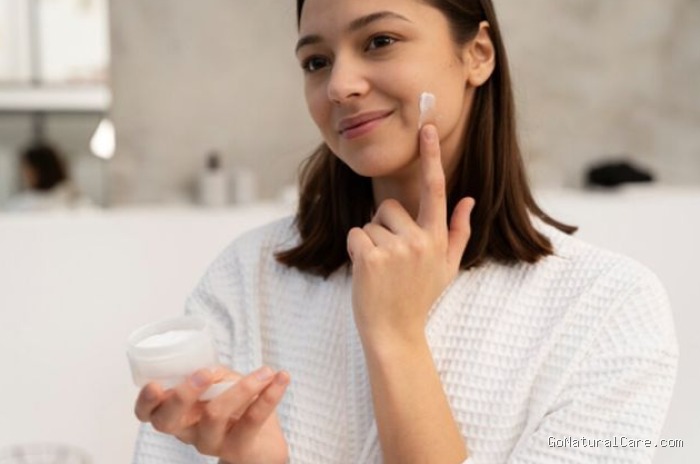 Kulit yang terhidrasi dengan baik secara alami akan terlihat lebih halus, sehat, dan kenyal. Menurut ahli kimia kosmetik, kombinasi humektan dan bahan pendukung skin barrier dapat membantu menjaga kelembapan kulit./ Foto: magnific.com