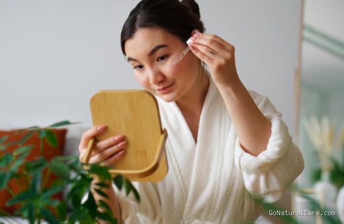 Perawatan kulit dengan retinoid dapat membantu merangsang produksi kolagen dan elastin serta menyamarkan garis halus secara bertahap. Pada pagi hari, antioksidan seperti vitamin C juga dapat membantu melindungi kulit dari kerusakan akibat radikal bebas./ Foto: magnific.com
