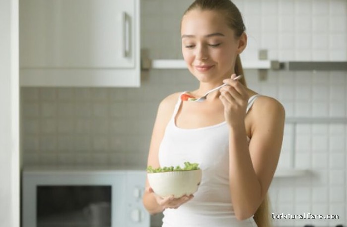 Menurut ahli, pola makan juga berperan dalam menjaga kesehatan kulit dan membantu melawan kerusakan yang berkontribusi terhadap munculnya kerutan. Makanan kaya vitamin C, polifenol, lemak sehat, dan protein dapat mendukung produksi kolagen alami tubuh./ Foto: magnific.com/yanalya