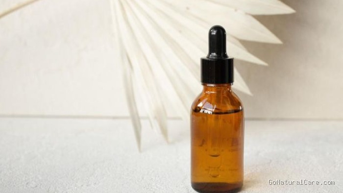 Menggunakan hair oil sebelum keramas, lalu pijat kulit kepala