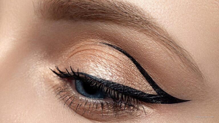 Photo by learn.socialcreeps.com - Panduan Menggambar Winged Eyeliner Simetris dengan Selotip
