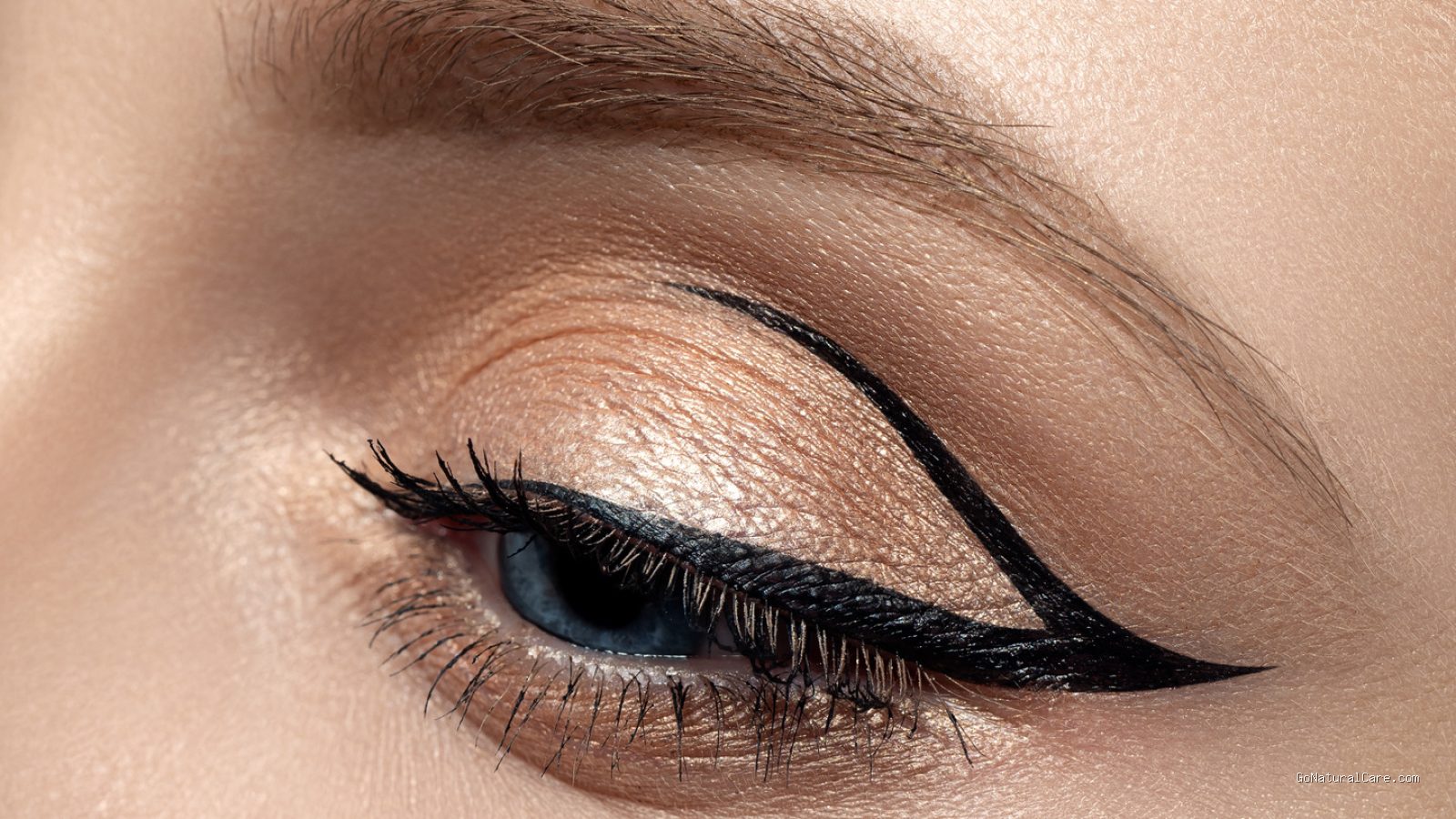 Photo by learn.socialcreeps.com - Panduan Menggambar Winged Eyeliner Simetris dengan Selotip