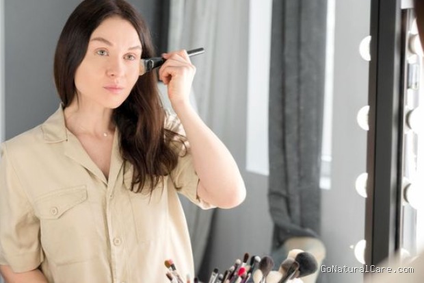 Makeup brush cepat rusak ketika sisa produk dibiarkan menumpuk dan kuas tidak dibersihkan secara rutin. Kondisi tersebut juga dapat meningkatkan risiko bakteri berpindah ke kulit dan menyebabkan iritasi atau jerawat. Membersihkan kuas secara berkala menjadi bagian penting dalam menjaga kebersihan alat makeup.